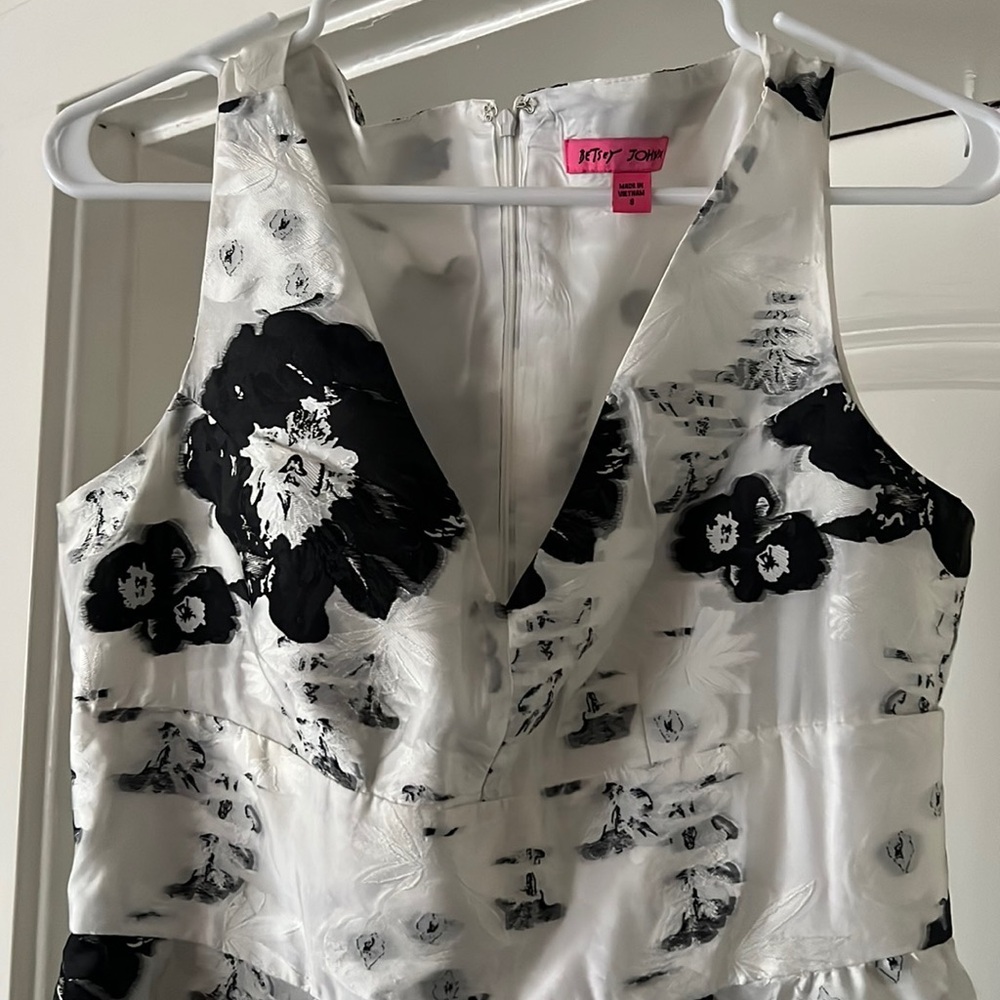 Black and White Flower Dress by BETSEY JOHNSON 🖤🤍 Size 8